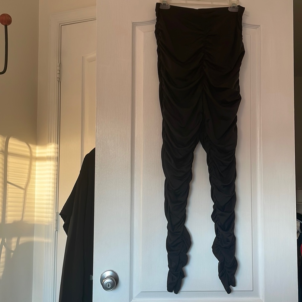 Black size large ruffled leggings